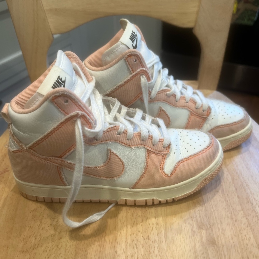 Nike Women's Sneakers in White and Peach